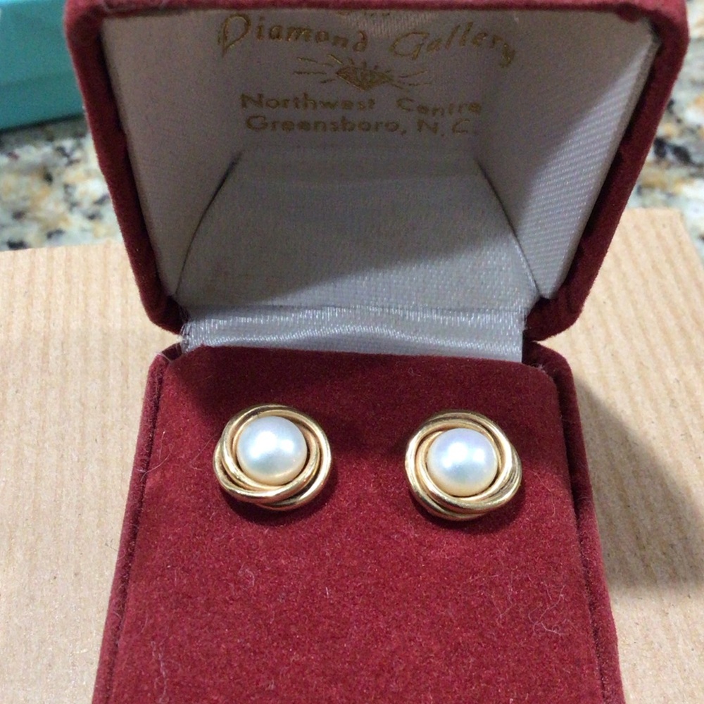14k THE CLASSIC KNOT Gold and Pearl Studs Earrings